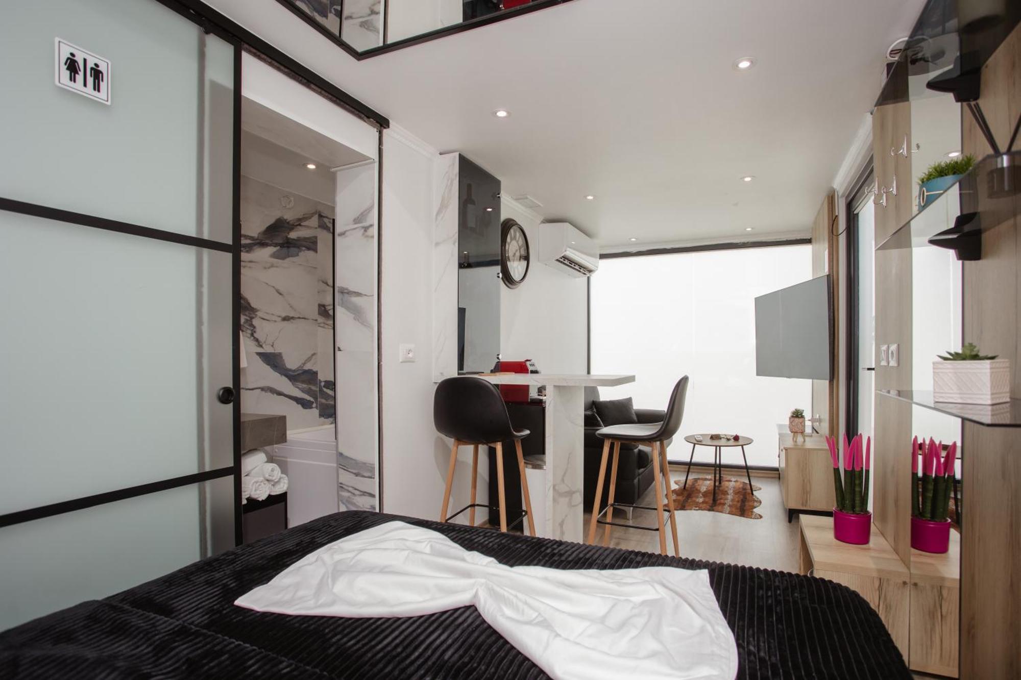 446 Tiny House Shiroke Villa Buitenkant foto