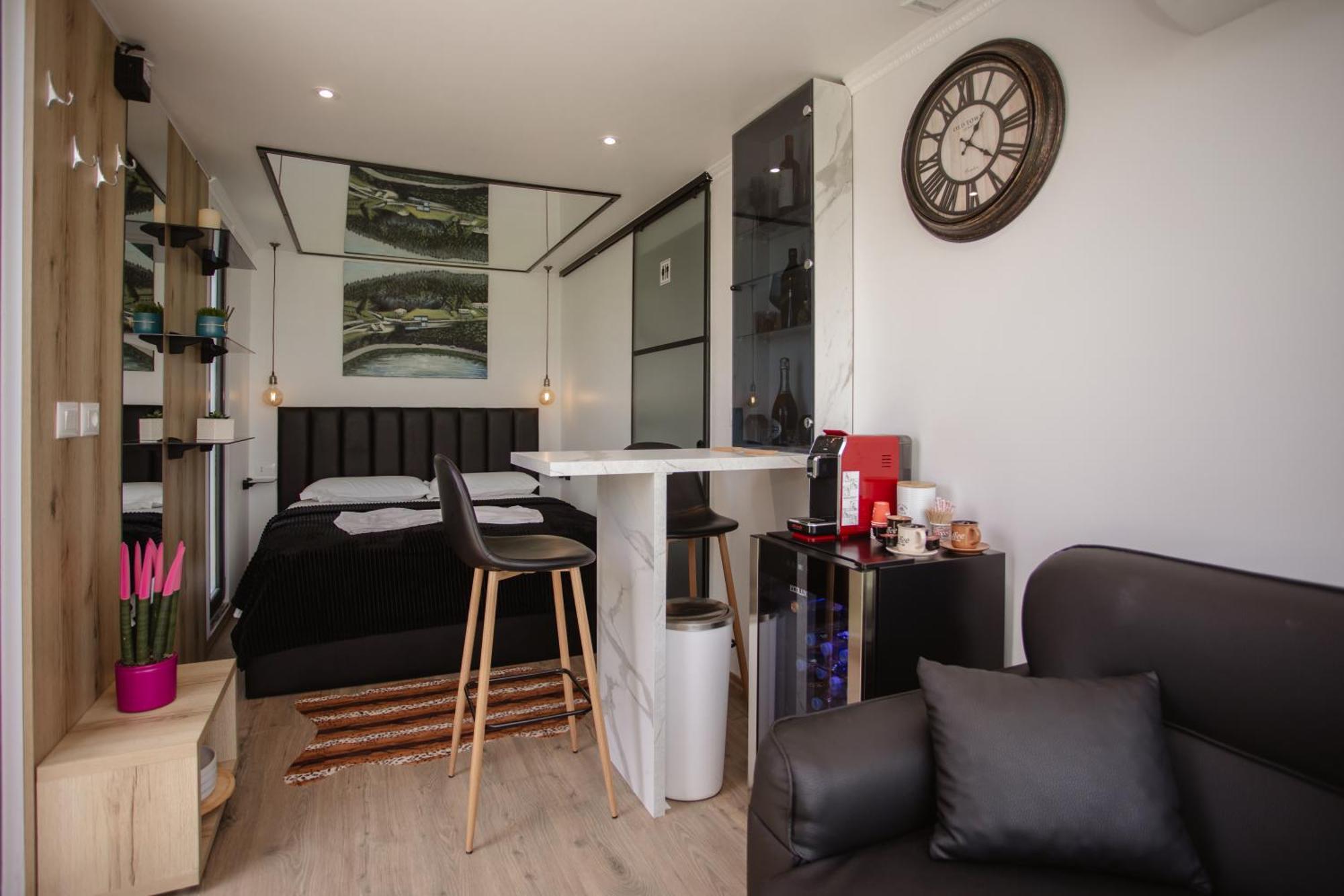 446 Tiny House Shiroke Villa Buitenkant foto