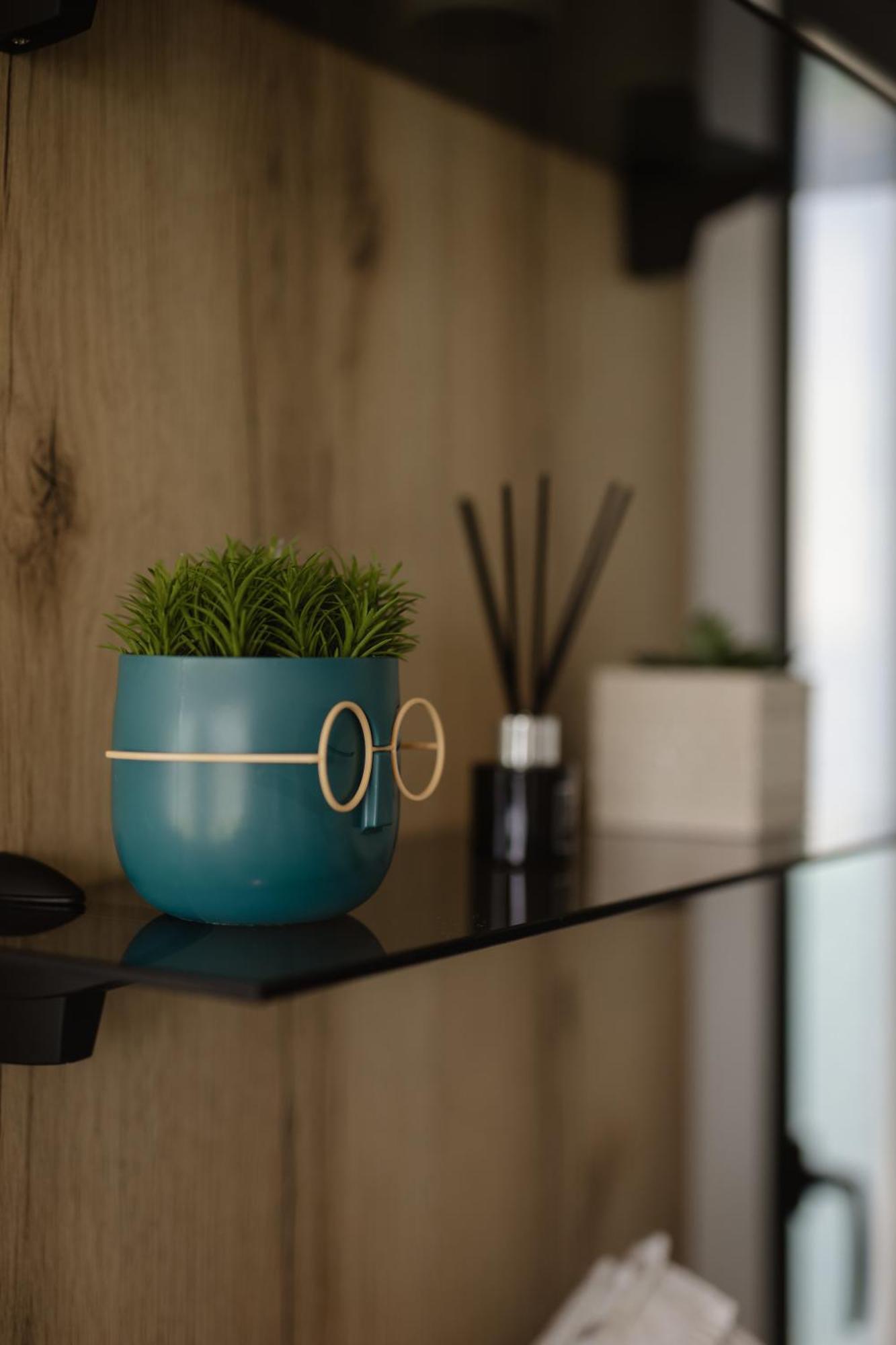 446 Tiny House Shiroke Villa Buitenkant foto